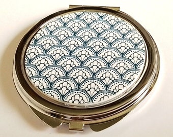 Miroir de sac décoré d'argile polymère motif petits éventails bleus sur fond blanc