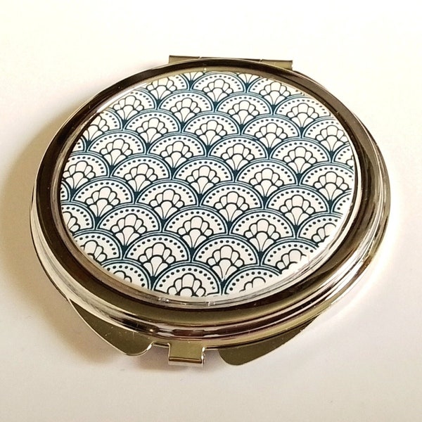 Miroir de sac décoré d'argile polymère motif petits éventails bleus sur fond blanc