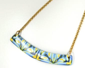 Lange hangerketting van blauwe en gele polymeerklei.