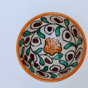 Marockanska keramiska skålar med orange och vitt blommönster