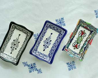 Handgemaakte Marokkaanse keramische snuisterijschotel