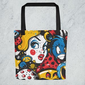 Puede incluir: Bolso tote con un diseño pop art colorido. El bolso presenta el rostro de una mujer con ojos azules, labios rojos y un peinado amarillo, junto con personajes de dibujos animados en rojo, azul y amarillo. Tiene asas negras.