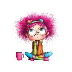 Op de afbeelding: Een grillige sticker met een cartoonmeisje met roze krullend haar, een ronde bril en blauwe ogen. Ze draagt een kleurrijke outfit en zit met gekruiste benen, met een roze mok ernaast. De sticker heeft een witte rand.