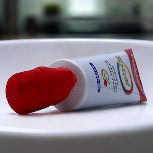 Zahnpasta Topper IRONMAN – Passt auf COLGATE! | Lustiges Badaccessoire und Geschenk für Superhelden-Fans sowie Kinder