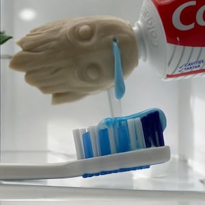 Baby Groot Zahnpasta Topper für Colgate – Funny Toothpaste Cap Cover – Lustiger 3D Aufsatz Kinder Geschenk – Marvel Deko Idee