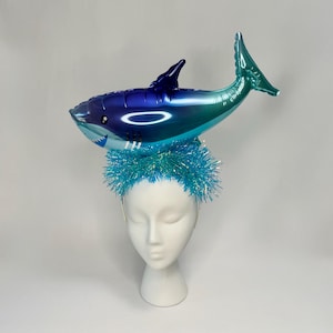 Shark Week hoofdband zomer statement hoofddeksel blauwe vis tovenaar grote witte haai kroon gigantische blauwe haai hoed voor strand luau poolparty.