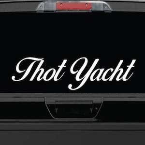 Peut inclure: Un pick-up noir avec un autocollant en vinyle blanc sur la lunette arrière qui dit "Thot Yacht".