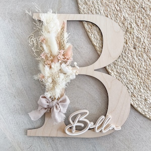 Lettre en bois avec fleurs séchées