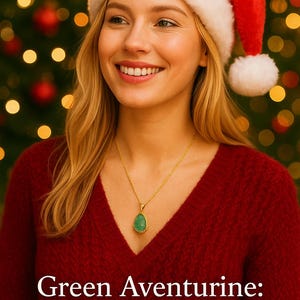 K&ouml;nnte beinhalten: Eine Frau tr&auml;gt einen roten Pullover und einen Weihnachtsmannhut, mit einer goldenen Halskette mit einem gr&uuml;nen Aventurin-Anh&auml;nger. Der Text auf dem Bild lautet "Green Aventurine: Zieht F&uuml;lle und Wohlstand in Ihr Leben."