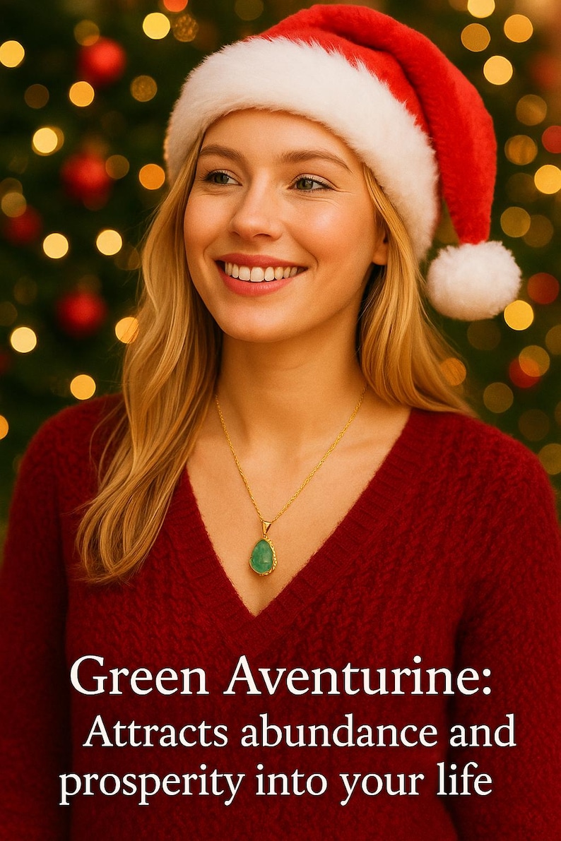 K&ouml;nnte beinhalten: Eine Frau tr&auml;gt einen roten Pullover und einen Weihnachtsmannhut, mit einer goldenen Halskette mit einem gr&uuml;nen Aventurin-Anh&auml;nger. Der Text auf dem Bild lautet "Green Aventurine: Zieht F&uuml;lle und Wohlstand in Ihr Leben."