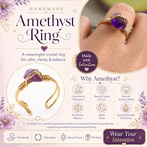 Op de afbeelding: Handgemaakte amethistring met een goudkleurige draadband en een paarse amethiststeen. De ring is verstelbaar en heeft de tekst "Wear Your Intention". De afbeelding bevat ook tekst over de voordelen van amethist.