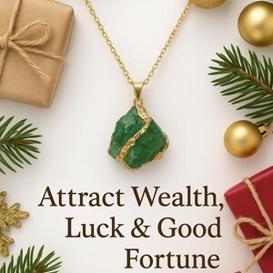 K&ouml;nnte beinhalten: Eine goldene Halskette mit einem gr&uuml;nen Steinanh&auml;nger. Der Stein ist in Gold gefasst. Das Bild enth&auml;lt den Text "Attract Wealth, Luck & Good Fortune". Der Hintergrund umfasst Weihnachtsschmuck und verpackte Geschenke.