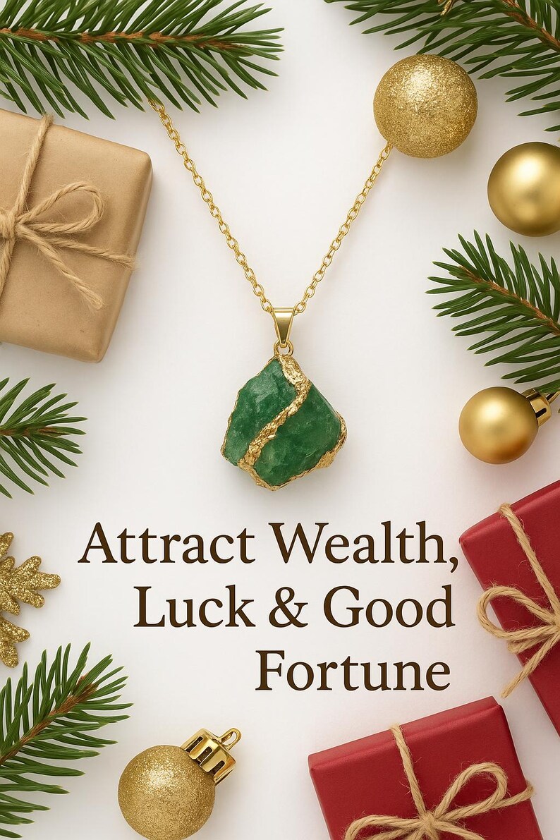 K&ouml;nnte beinhalten: Eine goldene Halskette mit einem gr&uuml;nen Steinanh&auml;nger. Der Stein ist in Gold gefasst. Das Bild enth&auml;lt den Text "Attract Wealth, Luck & Good Fortune". Der Hintergrund umfasst Weihnachtsschmuck und verpackte Geschenke.