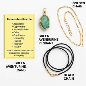 K&ouml;nnte beinhalten: Ein gr&uuml;ner Aventurin-Anh&auml;nger mit goldfarbenem Rahmen, zusammen mit einer goldenen Kette und einer schwarzen Kette. Eine Karte listet die Eigenschaften von gr&uuml;nem Aventurin auf: F&uuml;lle, Chancen, pers&ouml;nliches Wachstum, Ruhe, Selbstvertrauen, F&uuml;hrung, Heilung, Harmonie und Vitalit&auml;t.
