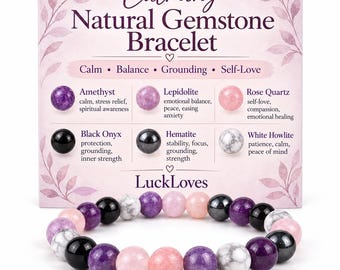 Può includere: Un braccialetto di perline con pietre preziose rotonde e levigate nei toni del viola, rosa, nero e bianco, mostrato davanti a una scheda etichettata Calming Natural Gemstone Bracelet di LuckLoves, che elenca Ametista, Lepidolite, Quarzo rosa, Onice nero, Ematite e Howlite bianca.