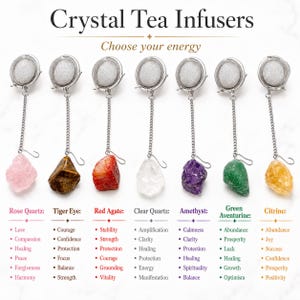 Peut inclure: Sept infuseurs à thé en maille métallique avec chaînes et pendentifs en cristaux bruts, incluant quartz rose, œil de tigre, agate rouge, quartz clair, améthyste, aventurine verte et citrine. Le texte indique Crystal Tea Infusers.