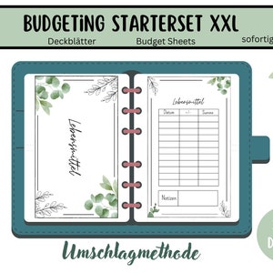 Könnte beinhalten: Ein türkisfarbener Ordner mit einer weißen Seite im Inneren. Die Seite hat ein florales Design und den Text "Lebensmittel". Der Ordner hat einen Ringmechanismus und einen Titel, der "BUDGETING STARTERSET XXL" lautet. Die Texte "Deckblätter" und "Budget Sheets" sind ebenfalls sichtbar. Das Bild hat einen grünen Hintergrund mit einem Blattdesign.