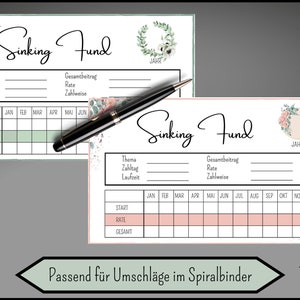Op de afbeelding: Twee printbare sinking fund trackers met bloemmotieven. De bovenste tracker heeft een groene achtergrond en de onderste tracker heeft een roze achtergrond. Beide trackers hebben ruimte om het jaar, het thema, het totale bedrag, het tarief en het betalingsschema in te vullen. De tekst "Passend f&uuml;r Umschl&auml;ge im Spiralbinder" staat onderaan de afbeelding.