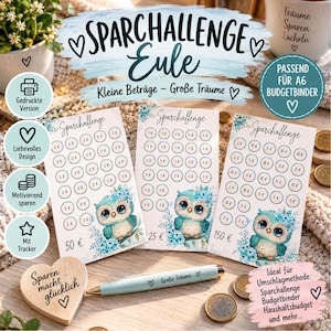 Könnte beinhalten: Drei rechteckige Sparchallenge-Karten aus Papier mit Eulen-Illustrationen und blauen Blumenmotiven. Jede Karte enthält Kreise mit Geldbeträgen. Ein hellblauer Stift mit der Aufschrift Große Träume und ein herzförmiges Holzschild liegen bei.