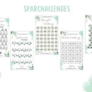 Puede incluir: Cuatro tablas imprimibles con fondos de acuarela verde y detalles dorados. Cada tabla es un desaf&iacute;o de ahorro diferente: "Pfandflaschen Challenge", "Geldwasche Challenge", "Kleingeld Challenge" y "52 Wochen Challenge". Las tablas muestran diferentes cantidades de dinero para ahorrar cada semana o cada d&iacute;a.