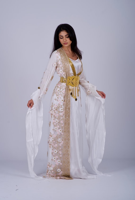 Elegant Kurdish Wedding Dress With 3D Flowers and Luxurious