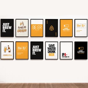 Puede incluir: Una colección de impresiones artísticas enmarcadas con diseños relacionados con la cerveza. Las impresiones presentan frases como "Just Brew It" y "IPA+ is my blood type". La combinación de colores incluye negro, blanco y naranja.
