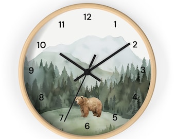 Relógio de parede com urso e montanha em aquarela, tema aventura para quarto de bebê, relógio com animais da floresta, decoração para quarto de bebê com tema floresta, decoração para quarto de bebê com tema montanha