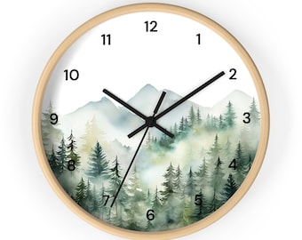 Orologio da parete con alberi di pino e montagne ad acquerello con numeri, orologio della foresta nebbiosa, arte della parete della foresta, arredamento a tema bosco