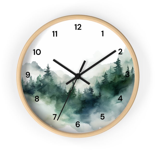 Horloge murale de forêt d’aquarelle avec des nombres, forêt brumeuse, horloge de forêt brumeuse, art de mur de forêt, décor de thème de forêt