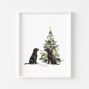 Puede incluir: Una pintura de acuarela de dos labradores negros sentados frente a un &aacute;rbol de Navidad decorado. Los perros se miran y parecen estar jugando con las luces de Navidad.