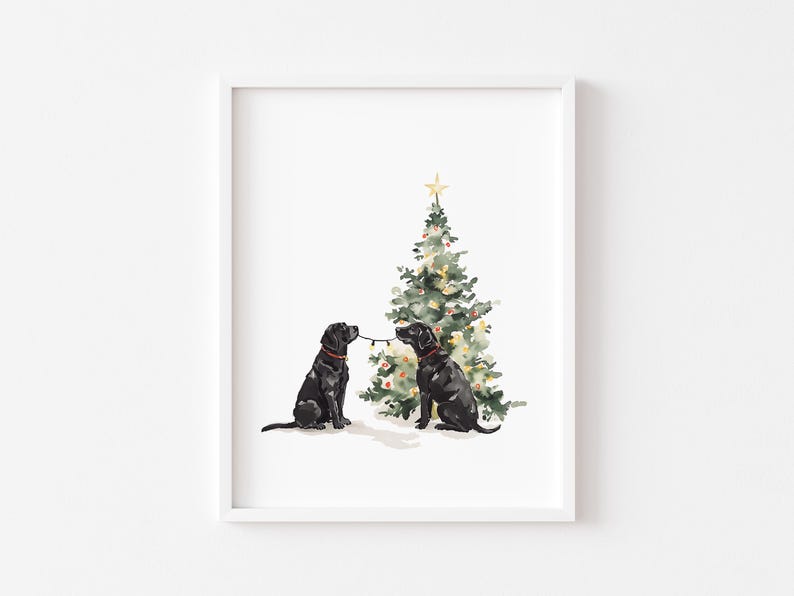 Puede incluir: Una pintura de acuarela de dos labradores negros sentados frente a un &aacute;rbol de Navidad decorado. Los perros se miran y parecen estar jugando con las luces de Navidad.