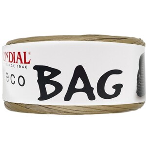 Può includere: Un rotolo di materiale beige con un'etichetta bianca. L'etichetta mostra la parola "BAG" in grandi lettere nere, con "eco" in lettere nere più piccole. È visibile anche il marchio "ONDIAL".