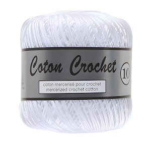 Puede incluir: Una madeja de algodón mercerizado para ganchillo de color blanco con una etiqueta gris. La etiqueta dice "Coton Crochet" en cursiva y "10" en un círculo. Debajo, el texto "coton mercerisé pour crochet, mercerized crochet cotton."