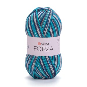 Può includere: Un gomitolo di filato YarnArt FORZA nei toni del blu, turchese e grigio. Il filato è avvolto in una palla compatta, con un'etichetta avvolta attorno al centro. L'etichetta presenta il nome del marchio e le informazioni sul prodotto. Ideale per progetti di maglia e uncinetto.