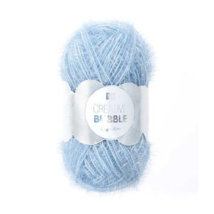 Può includere: Un gomitolo di filato Creative Bubble azzurro. Il filato ha una consistenza morbida e soffice ed è avvolto da un'etichetta bianca. L'etichetta mostra il nome del marchio e altri dettagli. Ideale per progetti di maglia e uncinetto.