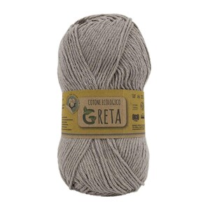 Könnte beinhalten: Kugel aus hellgrauem Garn mit einem Etikett mit der Aufschrift "Cotone Ecologico Greta". Das Garn ist fest gewickelt und wirkt weich. Ideal für Strick- und Häkelprojekte.