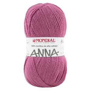 Könnte beinhalten: Ein Knäuel rosa Garn mit einem weißen Etikett. Auf dem Etikett steht "MONDIAL" und "ANNA" in großen Buchstaben. Das Garn ist aus 100% Acryl und von hoher Qualität.
