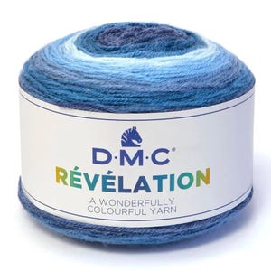 Peut inclure: Pelote de laine bleue et blanche aux couleurs variées, avec une étiquette blanche. L'étiquette porte le texte "D.M.C. RÉVÉLATION" en lettres colorées, avec un logo de cheval. Le texte "A WONDERFULLY COLOURFUL YARN" est également présent.