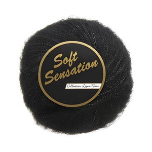 Può includere: Un gomitolo di filato nero con una lucentezza metallica. Il filato ha un'etichetta con la scritta "Soft Sensation" in oro su sfondo nero. L'etichetta include anche il testo "Collection Ligne Noire".