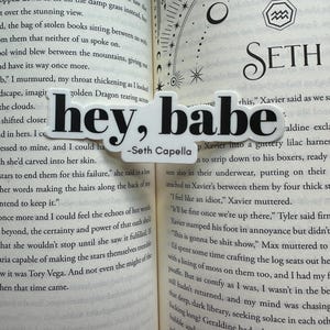 Seth Capella Hey Babe - Zodiac Academy-sticker - OFFICIEEL GELICENTIEERDE MERCHANDISE