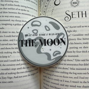 On The Moon Seth Capella - Zodiac Academy-sticker - OFFICIEEL GELICENTIEERDE MERCHANDISE
