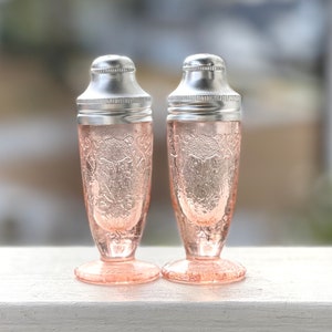 Hazel Atlas Florentine 1 Pink salt and pepper shaker set/pink depression glass/pink salt and pepper set/Pink salt shaker/Pink pepper shaker