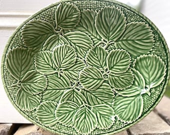 Bordallo Pinheiro Strawberry Service Oval Serving Platter/Green Serving Tray/Majolica/Portugal/Green Leaf Tray/Green Leaf Platter/Oval Tray