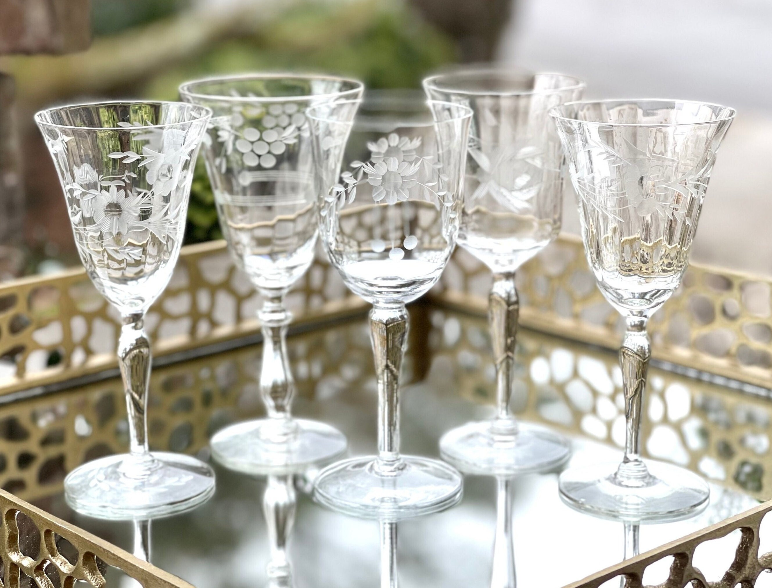 Vintage Metal Wine Glass European Style Retro Wine Glasses Engraving Flower  Pattern Goblet for Collecting Ornament Gift RE