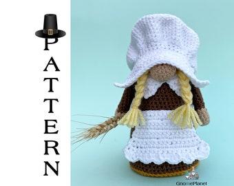 Pode incluir: Padrão de crochê para uma boneca de menina peregrina com um chapéu branco, um vestido marrom e tranças amarelas. Ela está segurando uma espiga de trigo. O padrão é chamado "PATTERN".