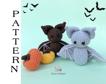 Puede incluir: Dos juguetes de amigurumi de murciélago de crochet, uno marrón y otro gris, con ojos negros y mejillas rosadas. Los murciélagos están sentados sobre una superficie verde claro con dos calabazas de crochet en primer plano.