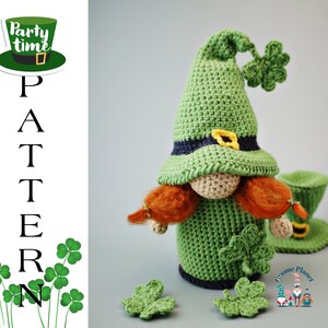 Puede incluir: Gnome de crochet verde con un sombrero verde con una hebilla dorada y un trébol en la parte superior. El gnomo tiene el pelo rojo y sostiene una olla verde. El gnomo está rodeado de tréboles verdes.