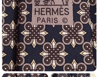 ^*^様 HERMES ネイビー 幾何学模様 シルクネクタイ エルメス パリ シルクネクタイ – ネイビーブルー＆レッド 幾何学模様