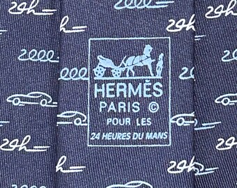 Hermes Edizione speciale Dark Blue Le Mans race 2000 7912 MA Cravatta nuova senza etichette