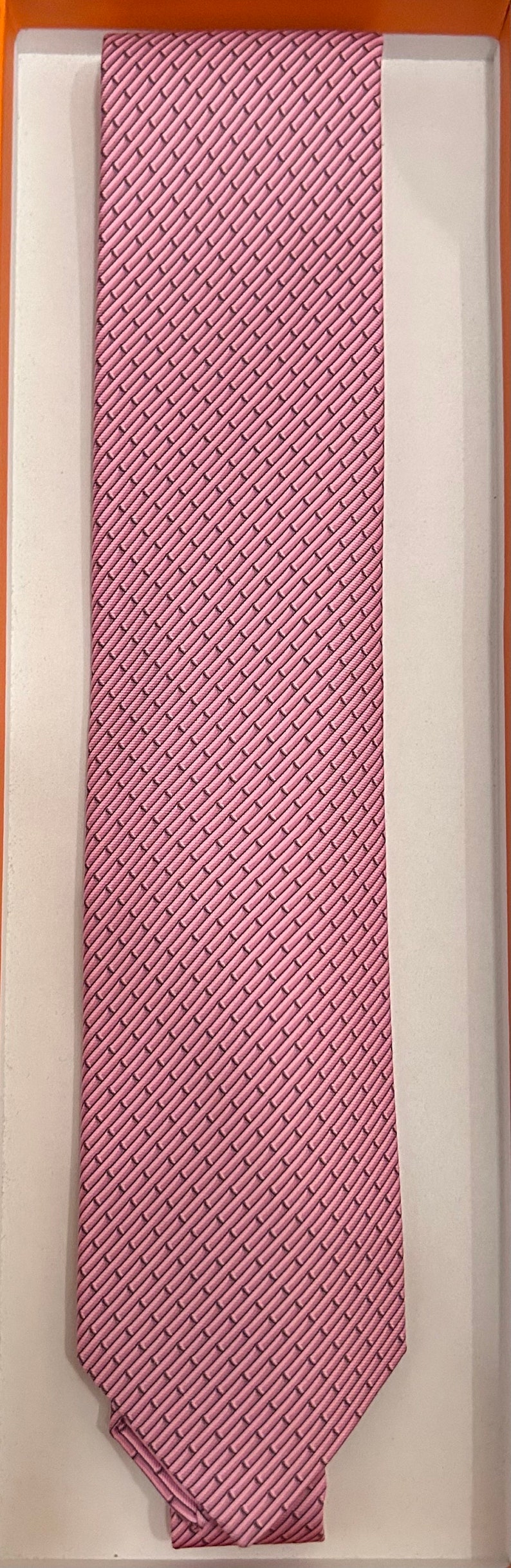 Cravate HERMÈS Soie 100% - Motif Panda & Bambou Rose - Neuve Avec étiquettes